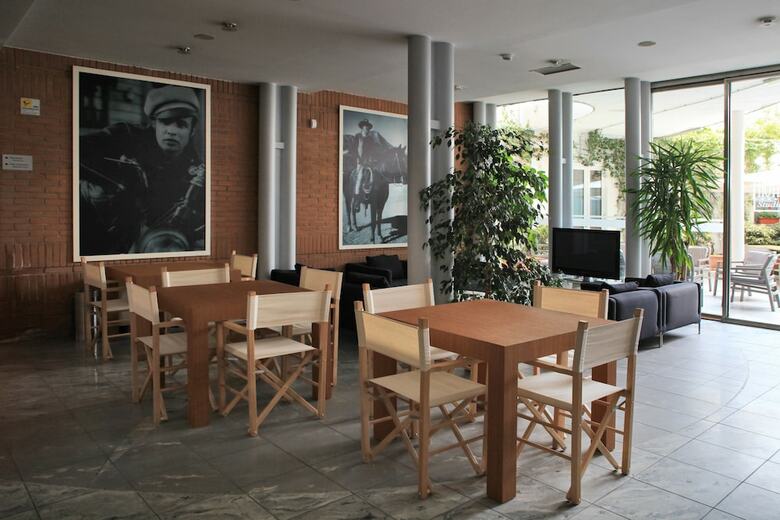 Hotel Studios