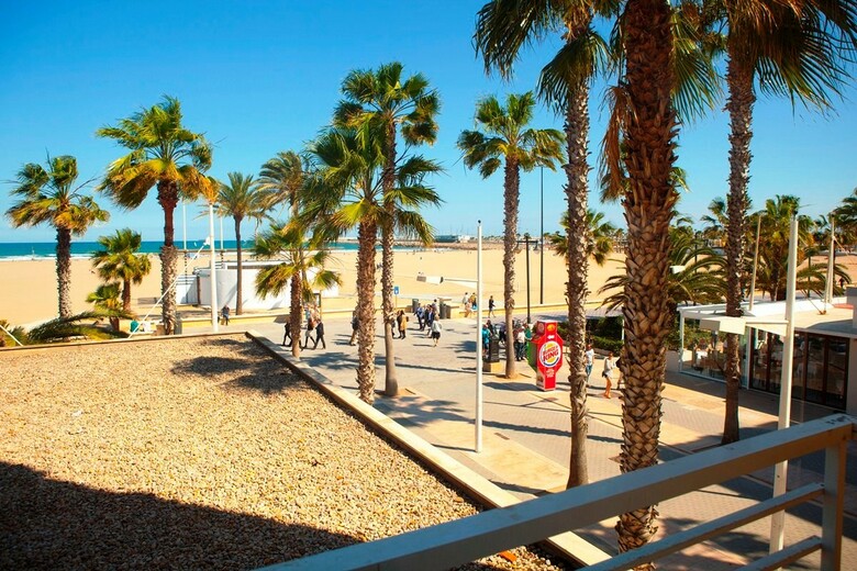 Hostal Malvarrosa Beach Rooms
