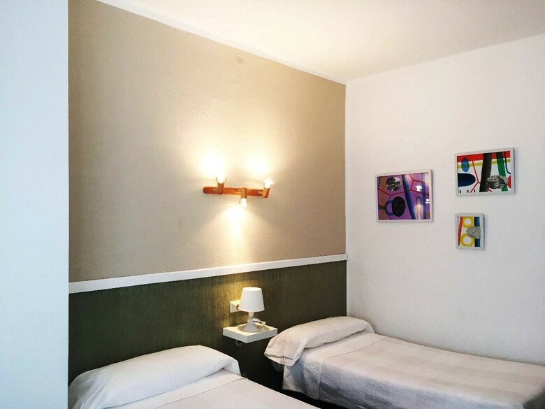 Hostal Malvarrosa Beach Rooms