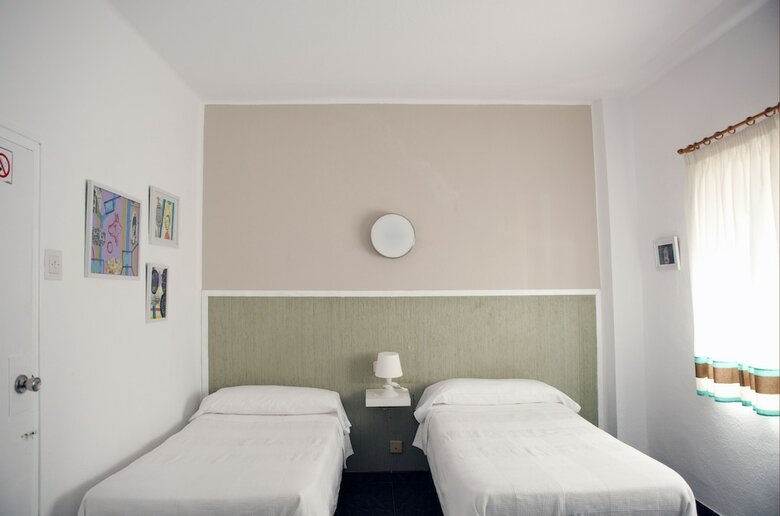 Hostal Malvarrosa Beach Rooms