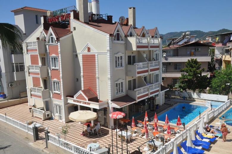 Basil's Apart Hotel