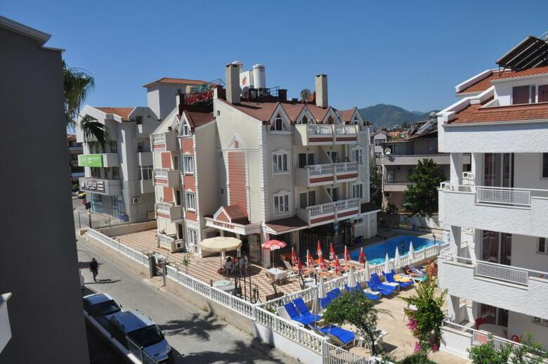 Basil's Apart Hotel