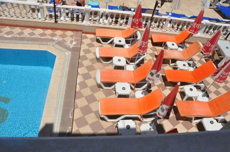 Basil's Apart Hotel