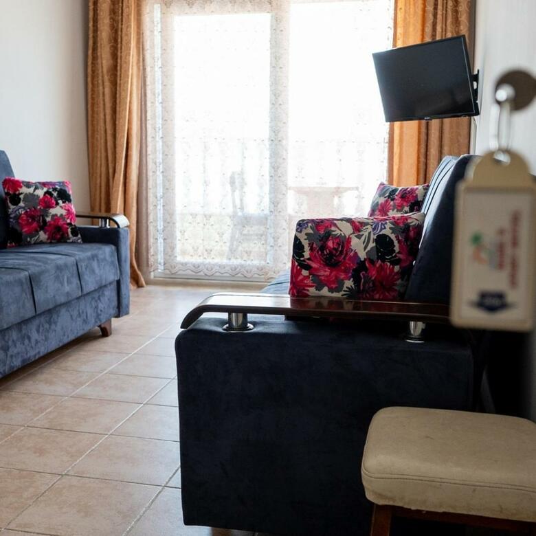 Basil's Apart Hotel