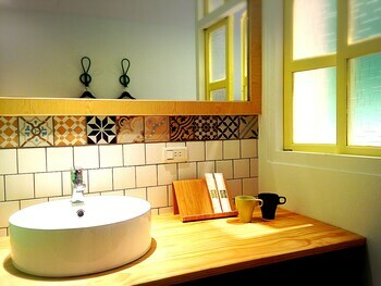 Here B&B