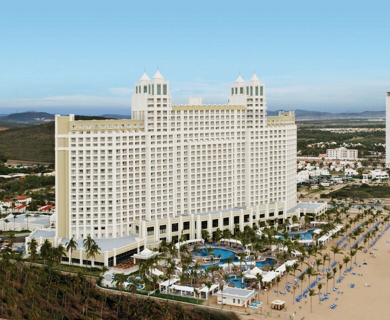 Hotel Riu Emerald Bay