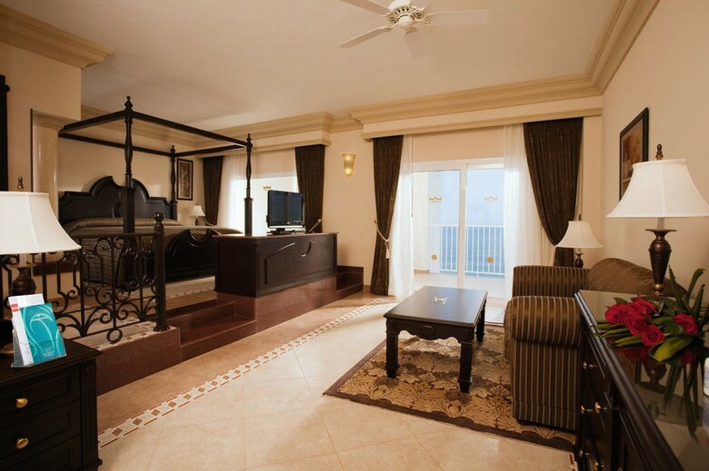 Hotel Riu Emerald Bay