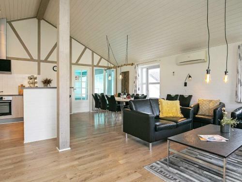 Four-bedroom Holiday Home In Bl�vand 23