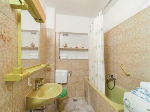 Two-bedroom Apartment Podstrana With Sea View 08