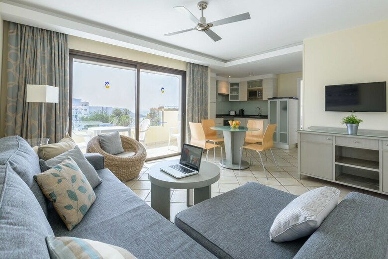 Pearly Grey Ocean Club Apartments & Suites