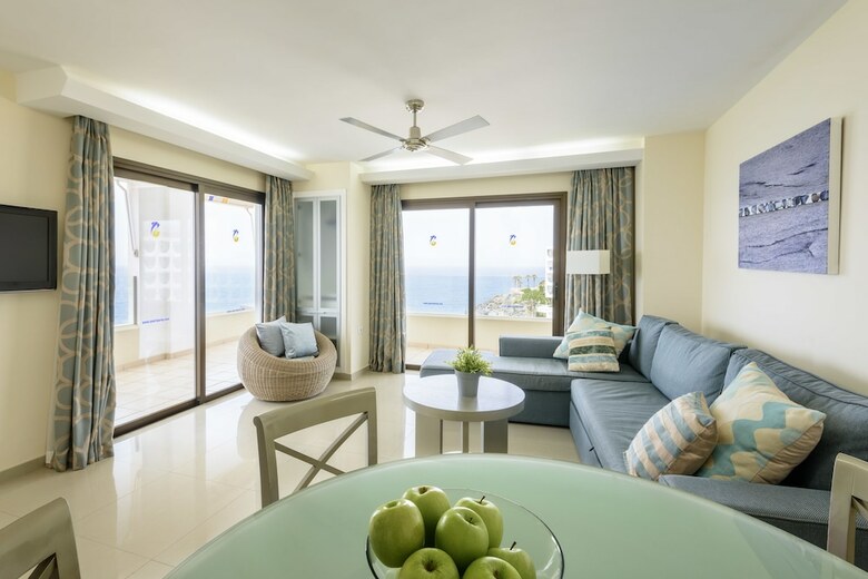 Pearly Grey Ocean Club Apartments & Suites