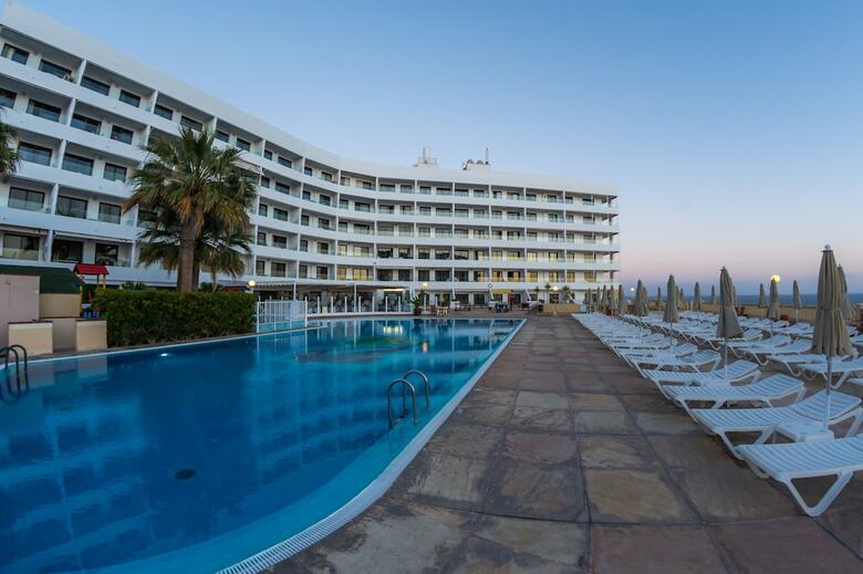 Pearly Grey Ocean Club Apartments & Suites