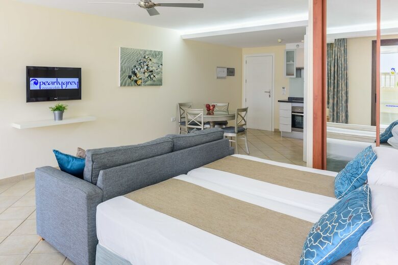 Pearly Grey Ocean Club Apartments & Suites