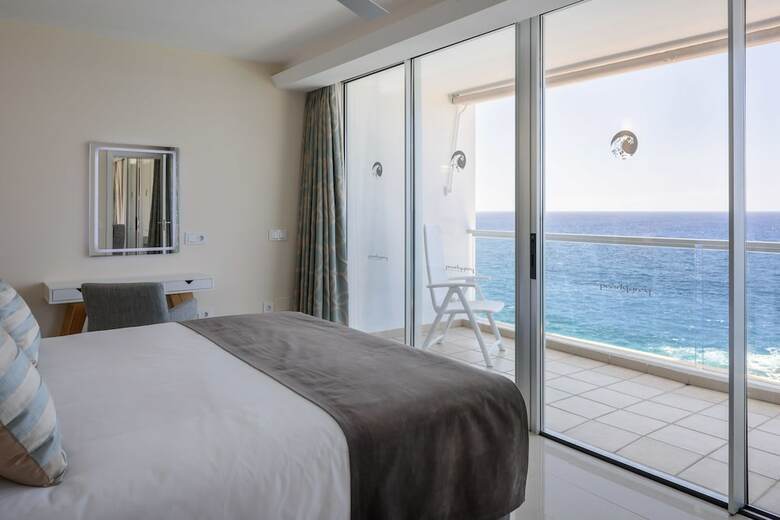Pearly Grey Ocean Club Apartments & Suites