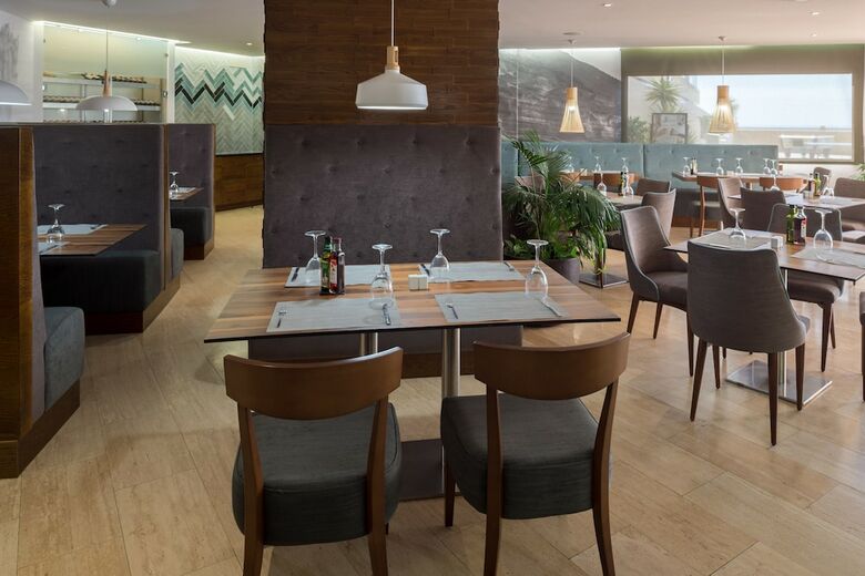 Pearly Grey Ocean Club Apartments & Suites