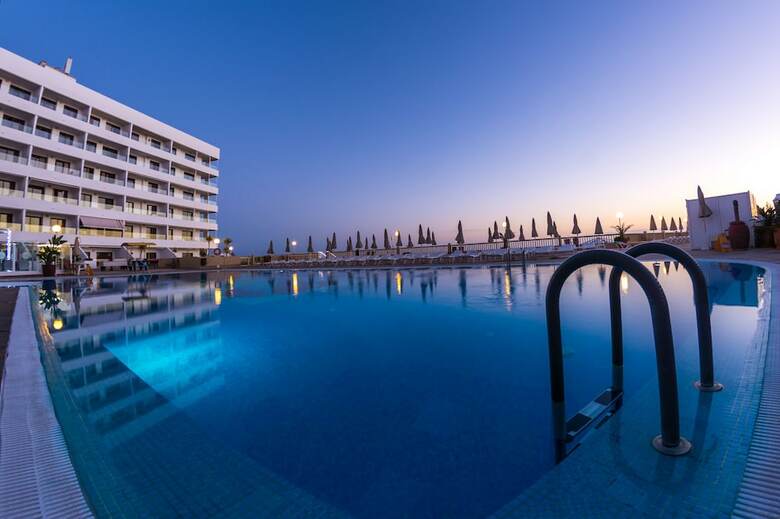 Pearly Grey Ocean Club Apartments & Suites