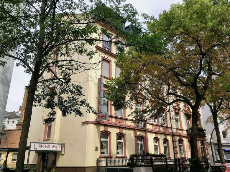 Hotel West