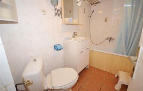 Six-bedroom Holiday Home In Montagnac