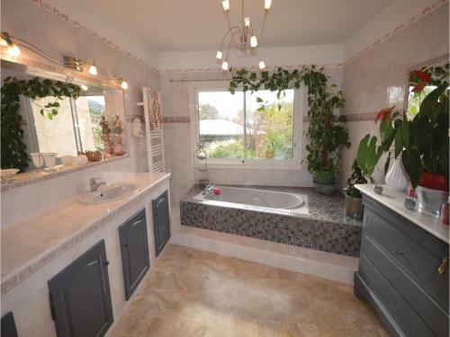 Three-bedroom Holiday Home In Sollies Toucas