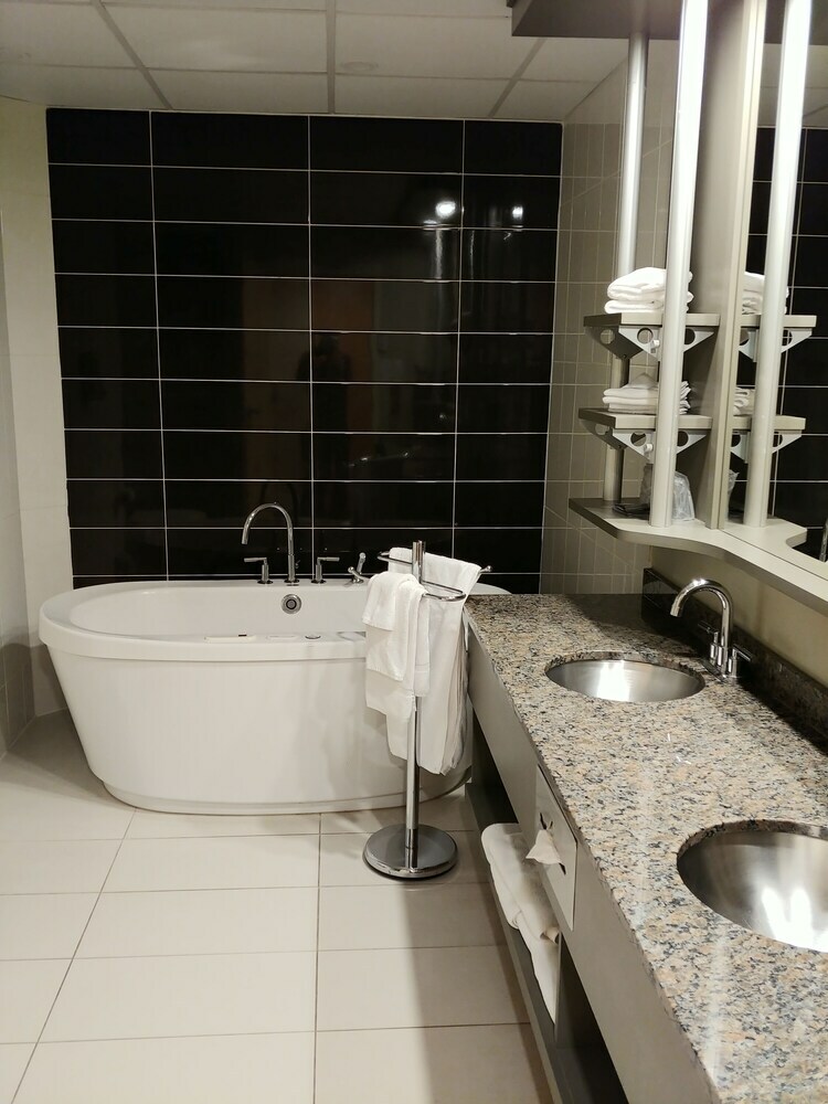 Hotel H�tel & Suites Le Dauphin Qu�bec