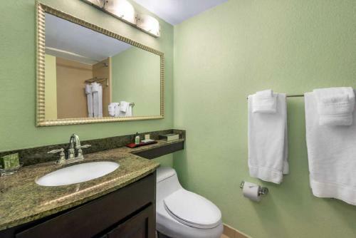 Hotel Treasure Bay Resort And Marina