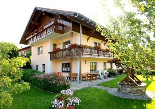 Apartamentos Ferienwohnungen Holzferienh�user Leithenwald