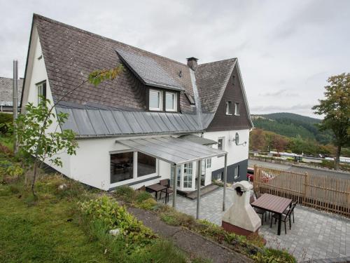 Modest Holiday Home In Neuastenberg With Garden