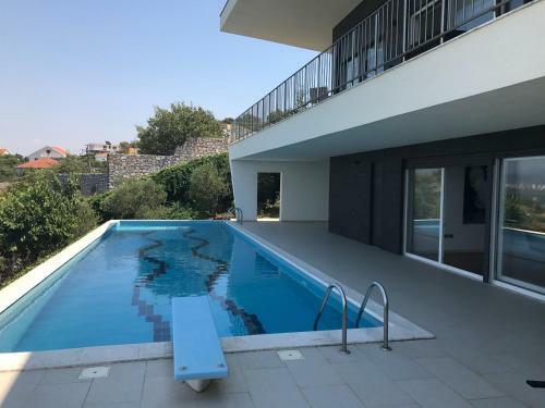 Modern Swimming-pool Villa