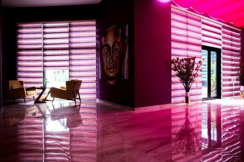 Rich Hotel