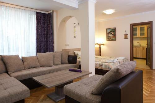 Hostal Atavel Guest House