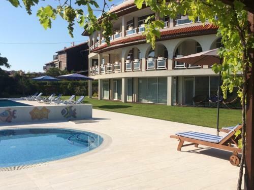 Apolonia Apartments