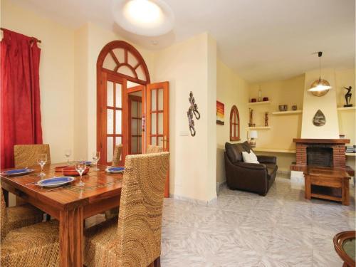 Four-bedroom Holiday Home Coin With A Fireplace 07