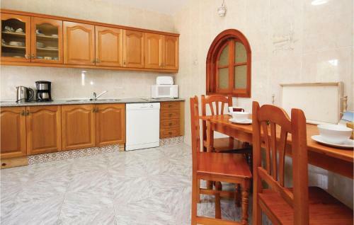Four-bedroom Holiday Home Coin With A Fireplace 07