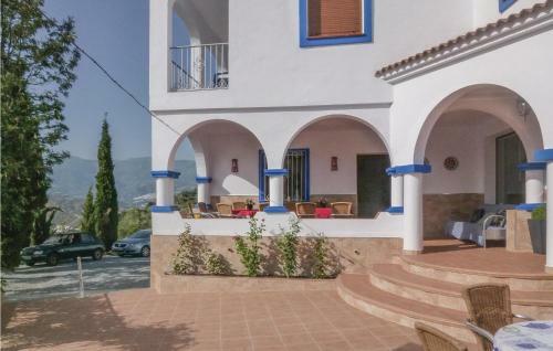 Six-bedroom Holiday Home In Sayalonga