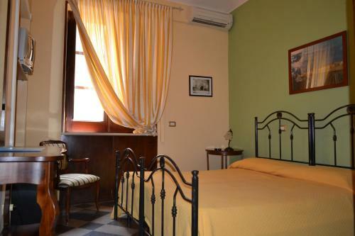 Hostal A Due Passi Dal Duomo B&B