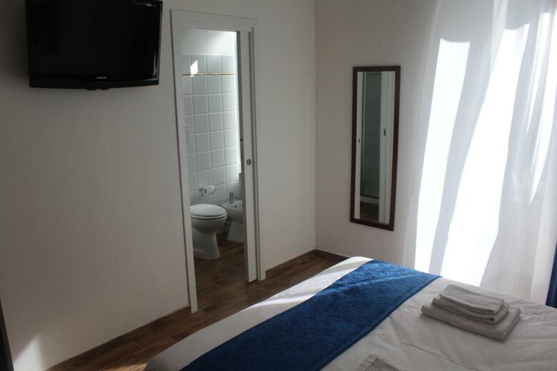 Hostal Roma My Home B&B