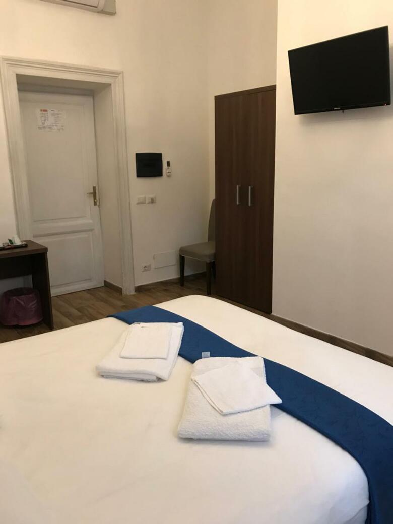 Hostal Roma My Home B&B