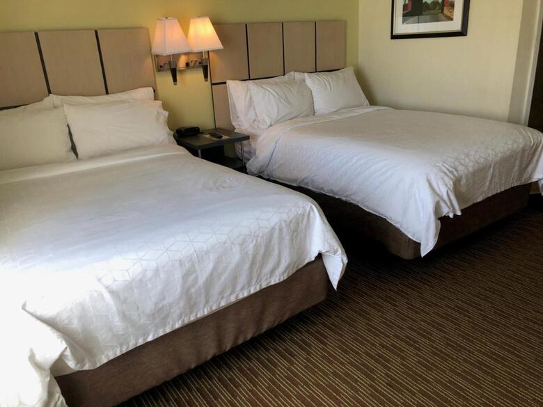 Hotel *candlewood Suites*