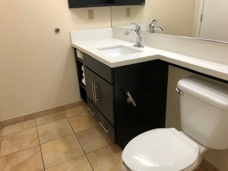 Hotel *candlewood Suites*