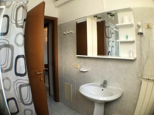 Hotel Ascot Lodging