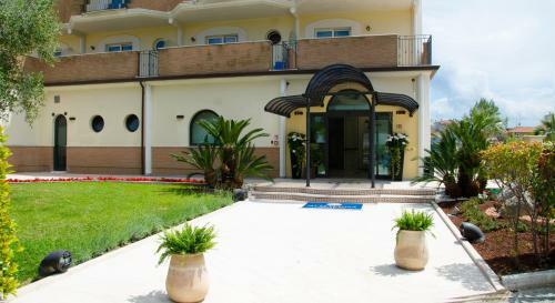 Almaluna Hotel & Resort