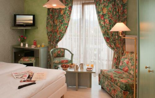 Hotel Logis Hostellerie Motel Au Bois Le Sire