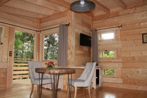 Hotel Les Cabanes Dans Les Bois
