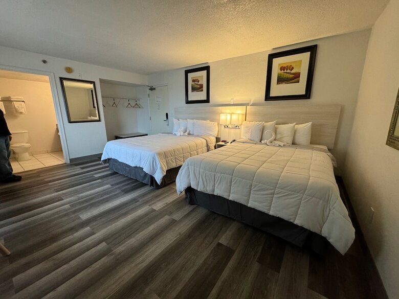 *emerald Shores Hotel*