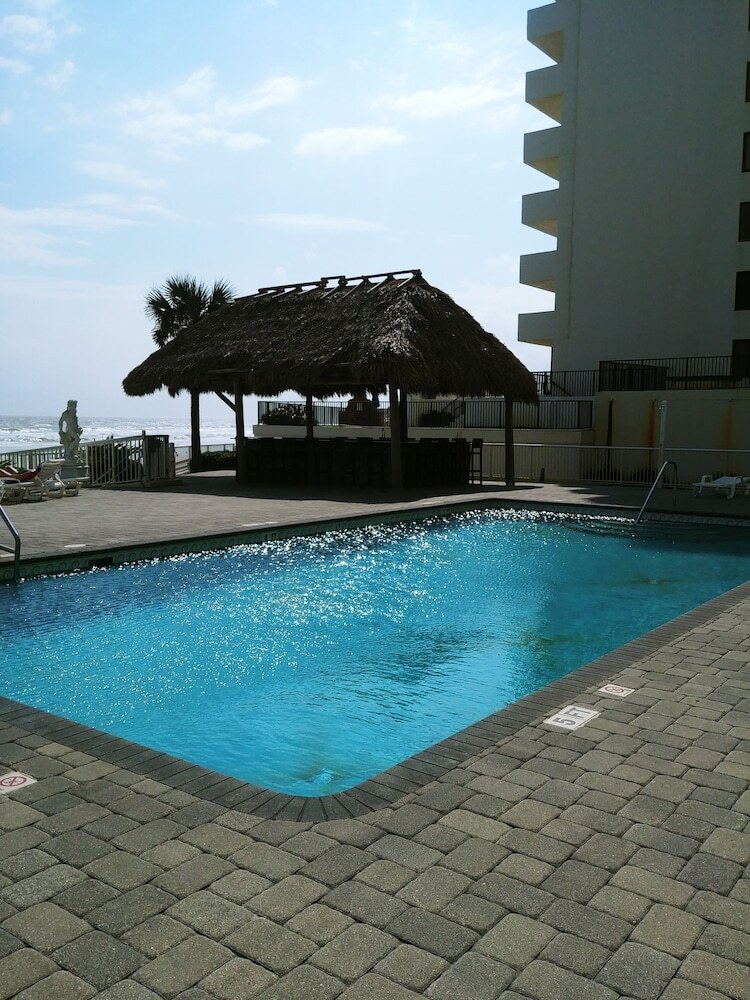 *emerald Shores Hotel*