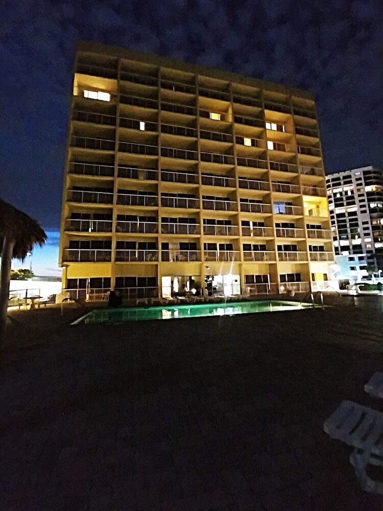 *emerald Shores Hotel*