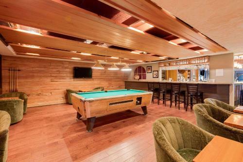 Hotel Ramada Pinewood Park Resort North Bay