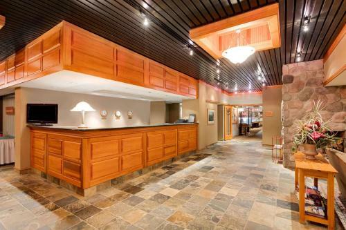 Hotel Ramada Pinewood Park Resort North Bay