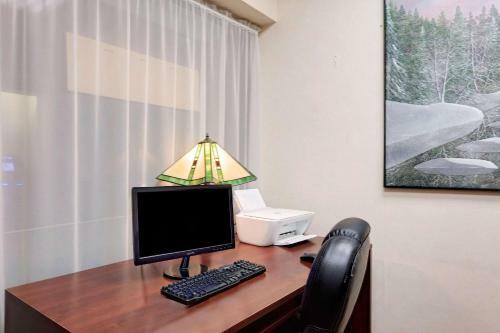 Hotel Ramada Pinewood Park Resort North Bay