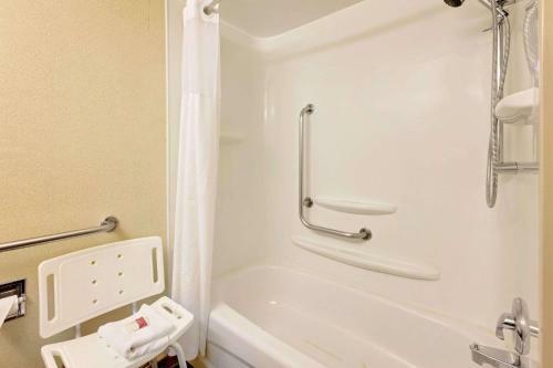 Hotel Ramada Pinewood Park Resort North Bay